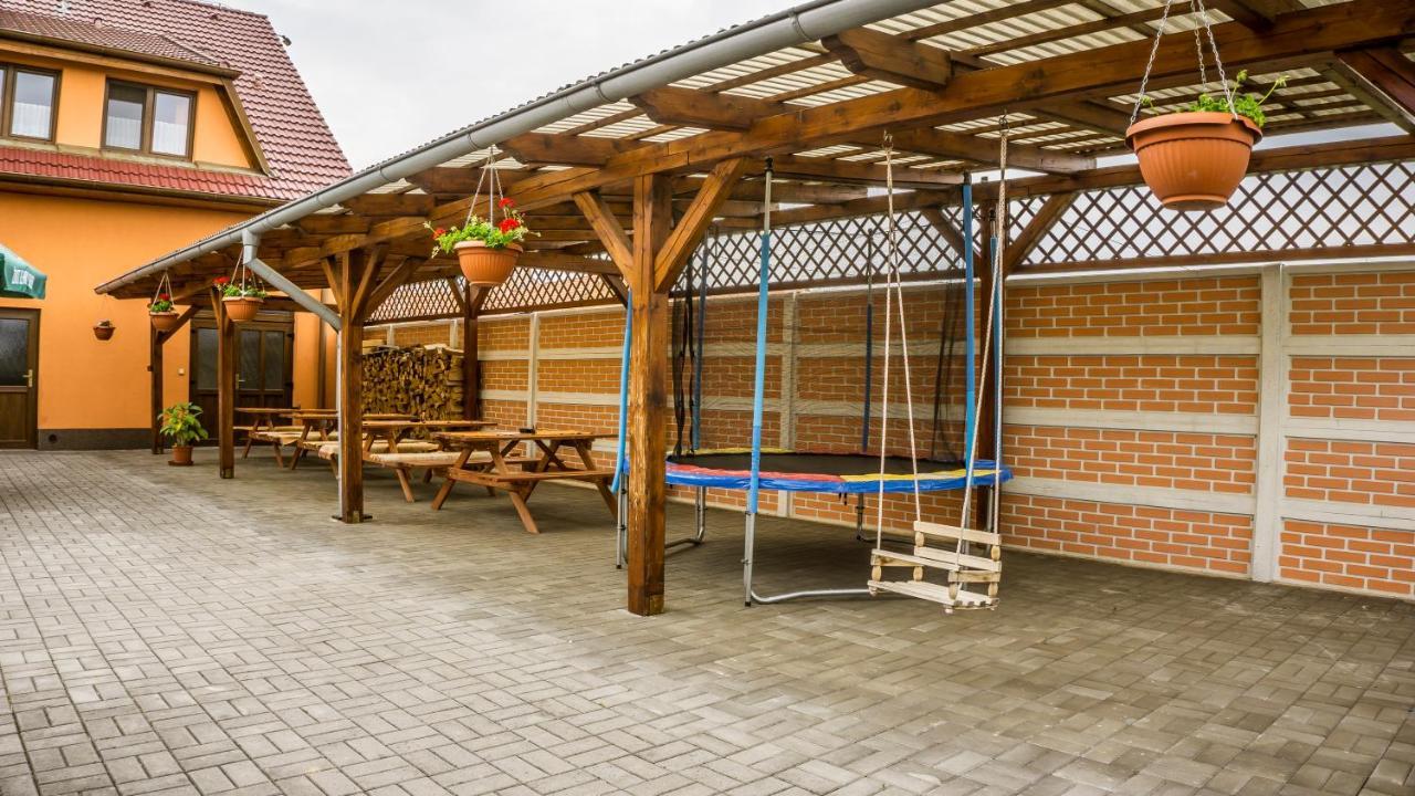 Penzion S Restauraci Na Furhaple Šakvice المظهر الخارجي الصورة