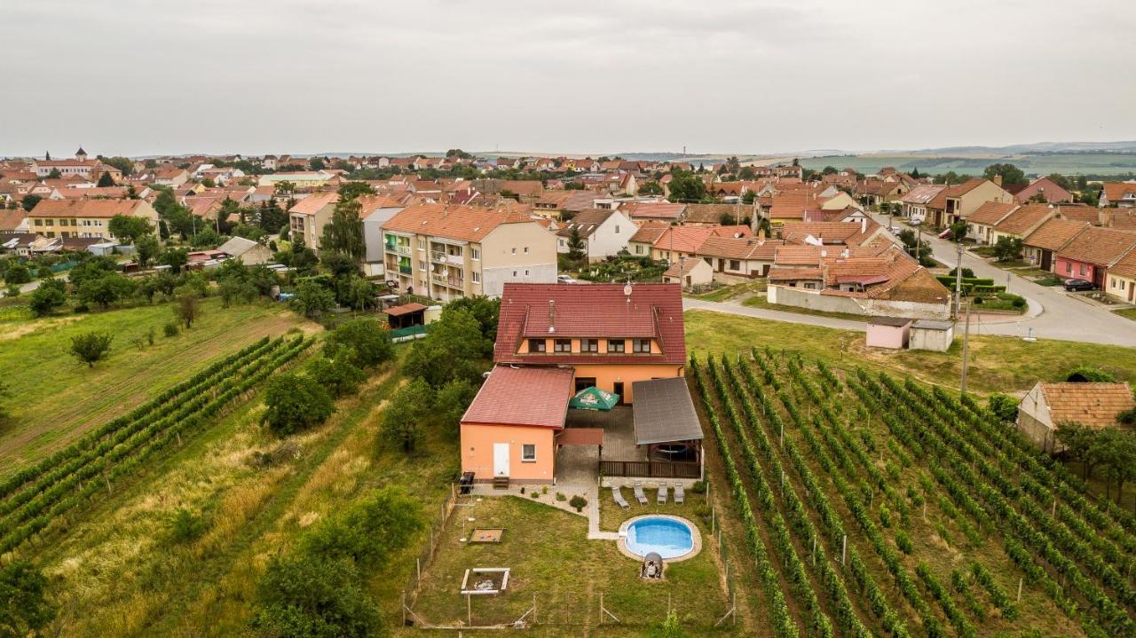 Penzion S Restauraci Na Furhaple Šakvice المظهر الخارجي الصورة