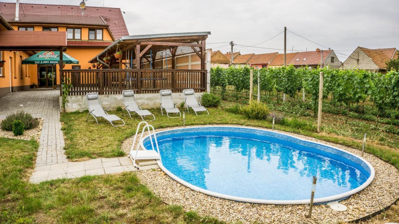 Penzion S Restauraci Na Furhaple Šakvice المظهر الخارجي الصورة