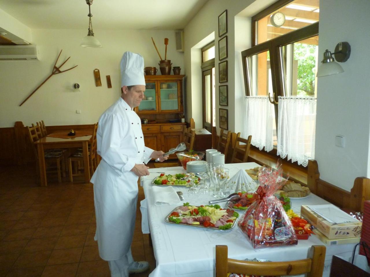 Penzion S Restauraci Na Furhaple Šakvice المظهر الخارجي الصورة